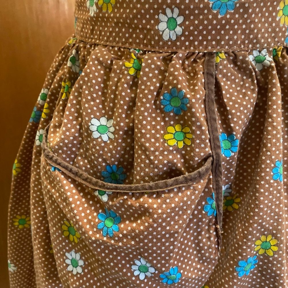 Vintage polka dot flower print apron - Picture 4 of 8